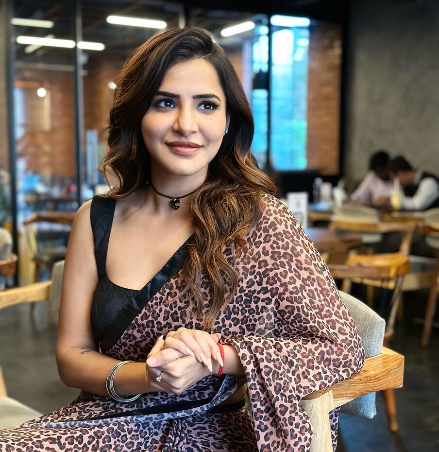  పవన్ కళ్యాణ్ వీరాభిమానిగా చెప్పుకుంటూ జనాల్లో క్రేజ్ కొట్టేసింది అషు రెడ్డి. ఏకంగా పవన్ కళ్యాణ్ పేరును తన ఎద భాగంలో టాటూగా వేసుకొని అప్పుడప్పుడు ఆ టాటూ చూపిస్తూ రొమాంటిక్ ట్రీట్ ఇస్తోంది అషు. గత కొన్ని రోజులుగా నెట్టింట అషు హవా ఎంతో కనిపిస్తోంది.