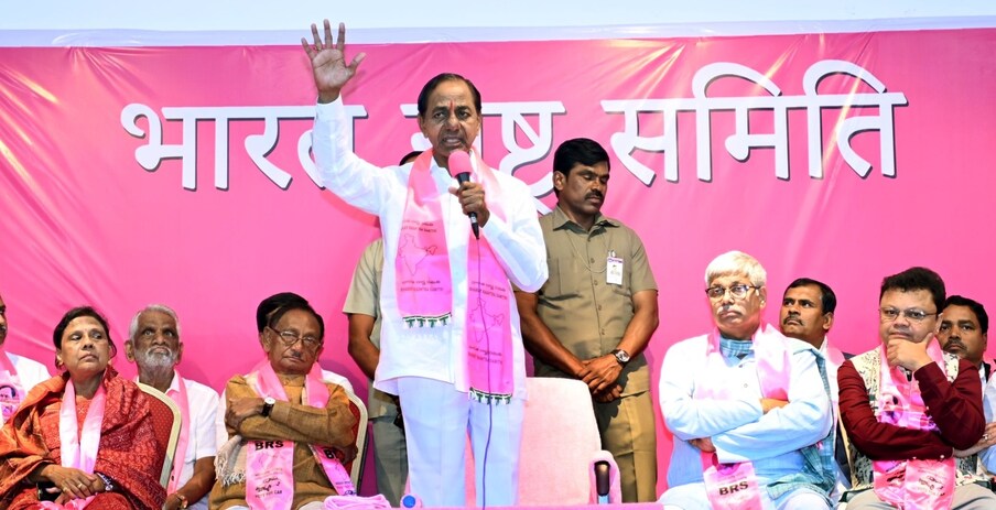  తెలంగాణలో ఇటీవల కురిసిన వర్షాలు అన్నదాతలకు గుండెకోతను మిగిల్చాయి. వడగండ్ల వానలు పంటలను పూర్తిగా దెబ్బతీశాయి. ఈ క్రమంలో సీఎం కేసీఆర్ నేడు ఆ 4 జిల్లాల్లో పర్యటించనున్నారు.