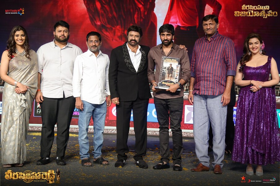  నందమూరి బాలకృష్ణ హీరోగా వచ్చిన మాస్ మసాలా మూవీ వీర సింహారెడ్డి బాక్సాఫీస్ దాడి కొనసాగుతోంది. కలెక్షన్స్ పరంగా కుమ్మేస్తున్నారు బాలయ్య బాబు. ఈ నేపథ్యంలో ఫుల్ ఖుషీగా ఉన్న మేకర్స్.. గత రాత్రి హైదరాబాద్ లో సక్సెస్ సెలబ్రేషన్స్ నిర్వహించారు.