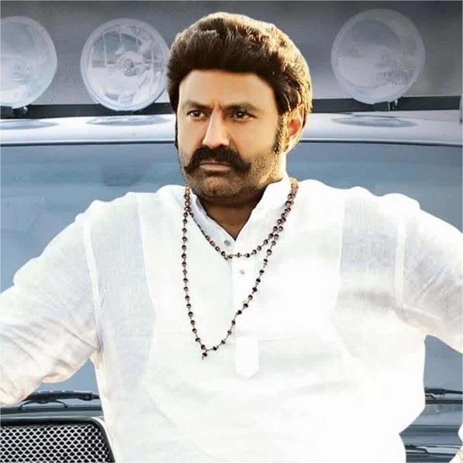  మొన్న శుక్రవారం తారకరత్నకు మాసివ్ హార్ట్ ఎటాక్‌ రావడం సినీ, రాజకీయ వర్గాల్లో కలకలం రేపిన సంగతి తెలిసిందే కదా. ముందు ఆయన హార్ట్ బీట్ ఆగిపోయిన .. తర్వాత మళ్లీ గుండె కొట్టుకోవడం మిరాకల్ అని చెప్పారు. శరీరంలో మిగతా ఆర్గాన్స్‌ అన్ని బాగానే ఉన్నాయి. నిన్నటి కన్న ఈ రోజు ఈయన హెల్త్ కండిషన్ బాగుందన్నారు.  Balakrishna Twitter