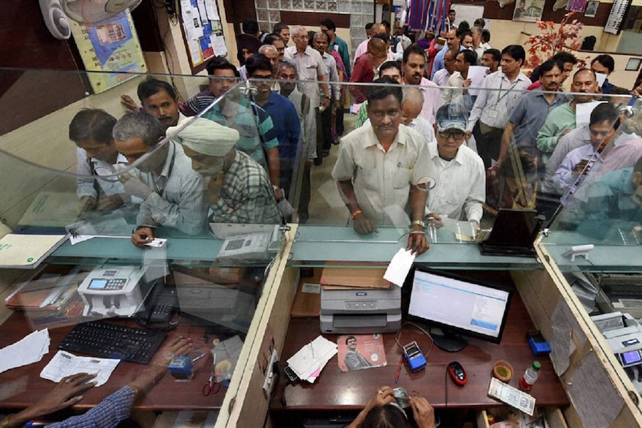  Bank Services | ప్రముఖ బ్యాంకుల్లో ఒకటైన కెనరా బ్యాంక్ కస్టమర్లకు కొత్త ఏడాదిలో షాకుల మీద షాకులు ఇస్తోంది. ఇప్పటికే బ్యాంక్ రుణ రేట్లు పెంచుతున్నట్లు ప్రకటించింది. అలాగే పలు రకాల సర్వీసులపై చార్జీలు కూడా పెంచనున్నట్లు వెల్లడించింది.