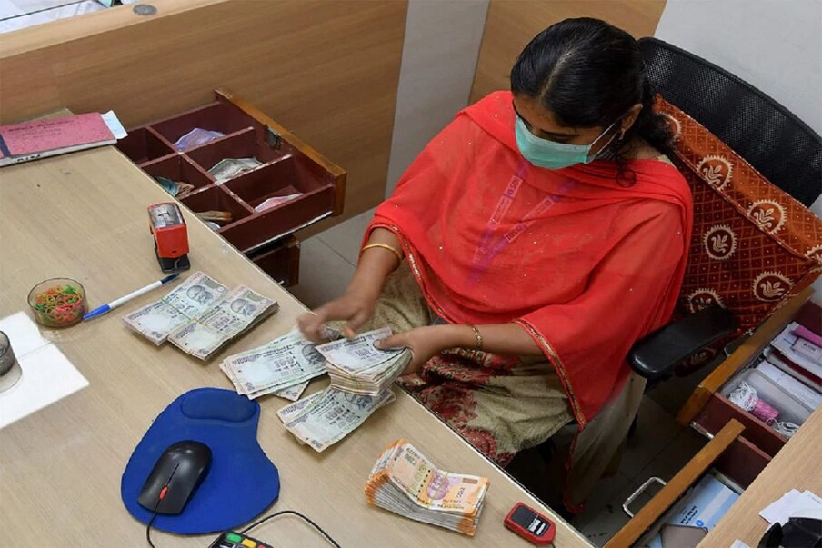  Bank Working Hours | బ్యాంక్ కస్టమర్లకు ముఖ్యమైన అలర్ట్. ఎందుకంటే కొత్త రూల్స్ అమలులోకి వచ్చే అవకాశం ఉంది. బ్యాంక్ పని వేళలు, పని దినాల్లో మార్పులు చోటుచేసుకోవచ్చని తెలుస్తోంది. అందువల్ల బ్యాంక్‌లో అకౌంట్ కలిగిన వారు కచ్చితంగా ఈ విషయం తెలుసుకోవాలి.