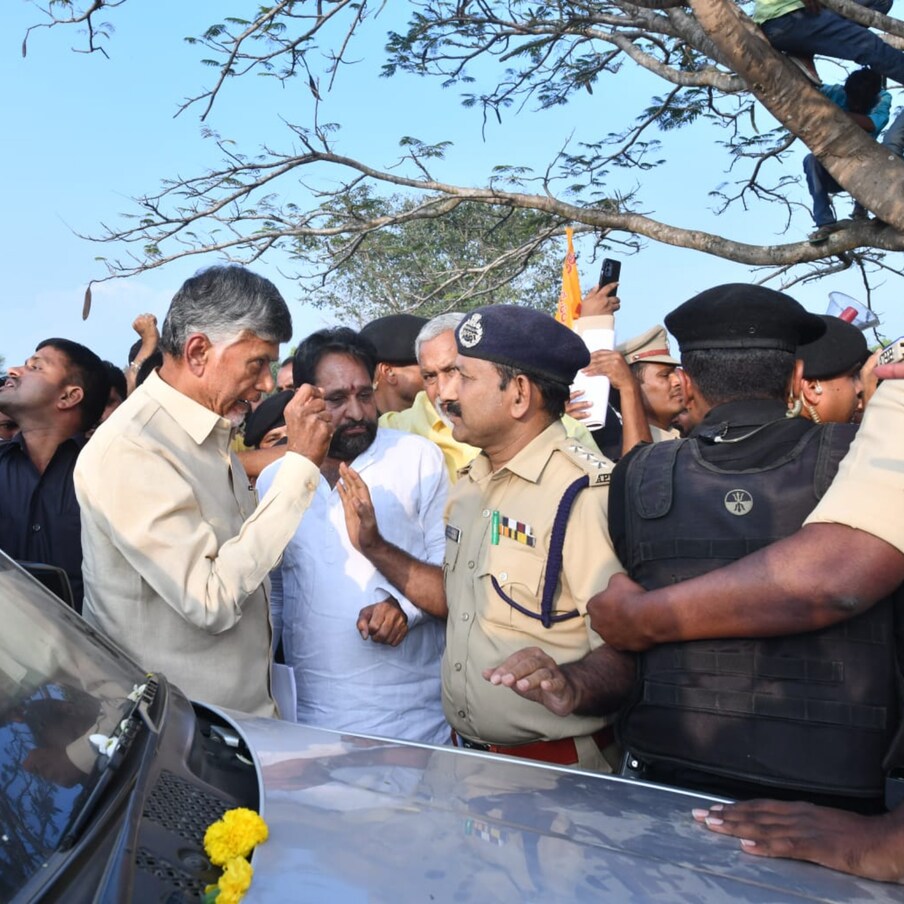  Chandrababu: తన సొంత నియోజకవర్గంలో చంద్రబాబుకు ఉన్న ఫాలోయింగ్ మరోసారి తెలిసేలా చేశారు తెలుగు తమ్ముళ్లు.. లాఠీ ఛార్జీలు.. ముందస్తు అరెస్టులు.. వైసీపీ నేతల బెదిరింపులు.. అడుగడుగునా ఆంక్షల వలం అన్నింటినీ చేధించుకుంటూ వేల సంఖ్యలో తెలుగు తమ్ముళ్లు చంద్రబాబుకు అండగా నిలిచారు. దీంతో కుప్పంలో పరిస్థితి కుస్తీ పోటీలను తలపించింది.