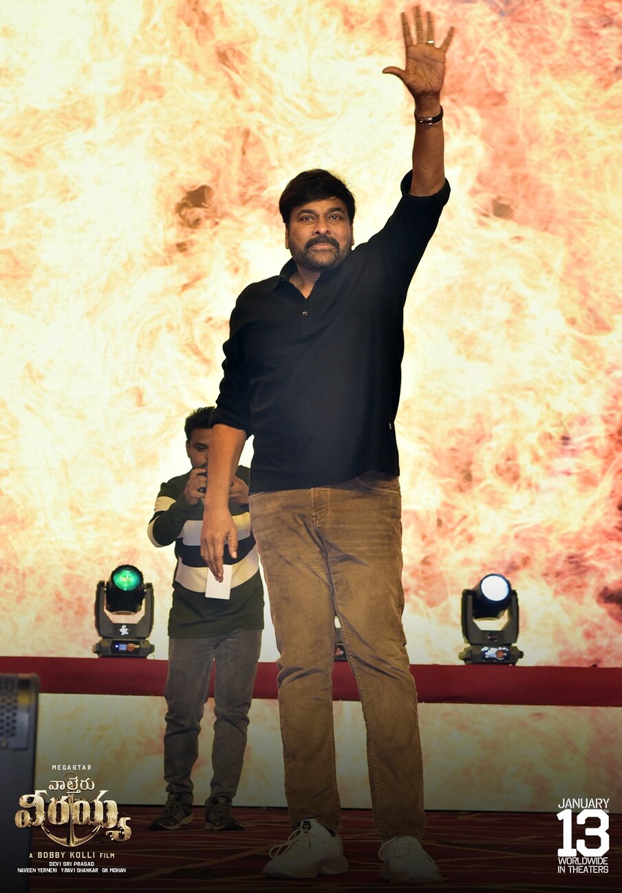  విశాలమయిన మనసున్న వారు విశాఖ వాసులు.. రామకృష్ణ బీచ్ లో ఫ్యామిలీతో వచ్చి ఎంజాయ్ చేసి వెళ్ళిపోతారు..విశాఖలో స్థలం కొన్నాను.. నా చిరకాల కోరిక ఇక్కడ ఇల్లు కట్టుకుని విశాఖ పౌరుడిని కావాలని ఈ మధ్యనే భీమిలి సైడ్ స్థలం తీసుకున్నాను.. అని తెలిపారు.