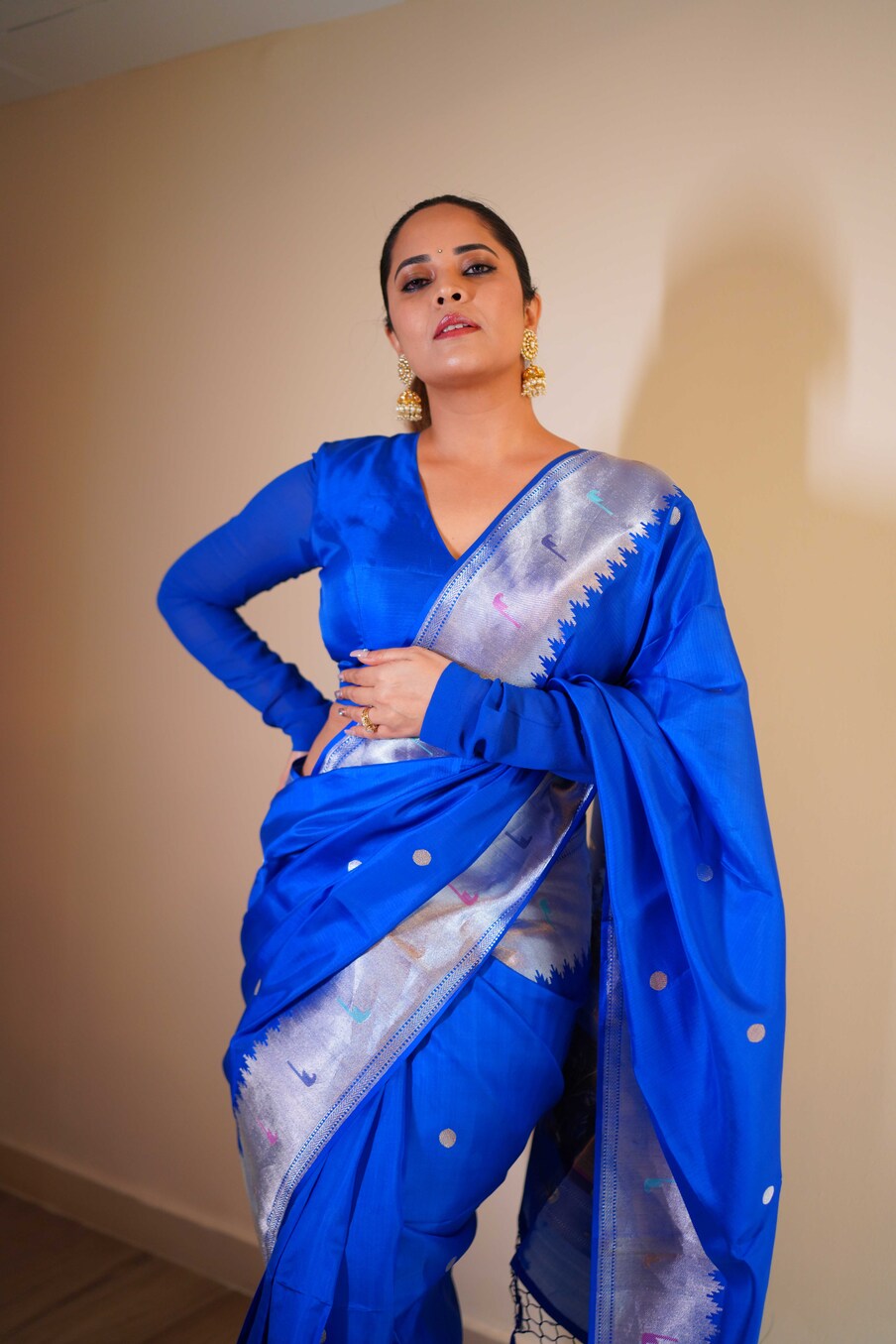  కామెడీ షో యాంకర్‌గానే కాకుండా, సినిమాల్లో నటిస్తూ బాగా పాపులారిటీ సంపాధించుకుంది అనసూయ. అనసూయ విచ్చిన విషయం తెలియగానే ఆమెను చూసేందుకు న‌గ‌రంలోని జ‌నాలు పెద్ద ఎత్తున షోరూం దగ్గరకు చేరుకున్నారు.