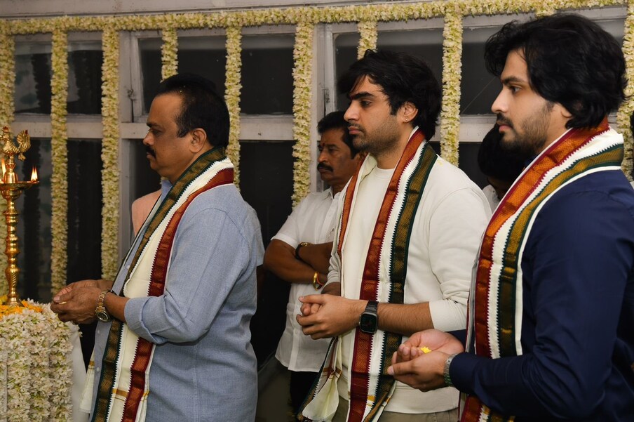  తన మూవీ లాంచింగ్ వేడుకకు ఎప్పటిలాగే గ్రాండ్ ఎంట్రీ ఇచ్చారు పవన్ కళ్యాణ్. ఔట్ అండ్ అవుట్ బ్లాక్ డ్రెస్‌లో పవర్‌స్టార్ లుక్ స్పెషల్ అట్రాక్షన్ అయింది. అందరూ ఎంతో ఆసక్తిగా ఎదురుచూస్తోన్న ఈ OG ప్రాజెక్టు పట్టాలెక్కడం పవన్ అభిమానుల్లో జోష్ నింపింది.