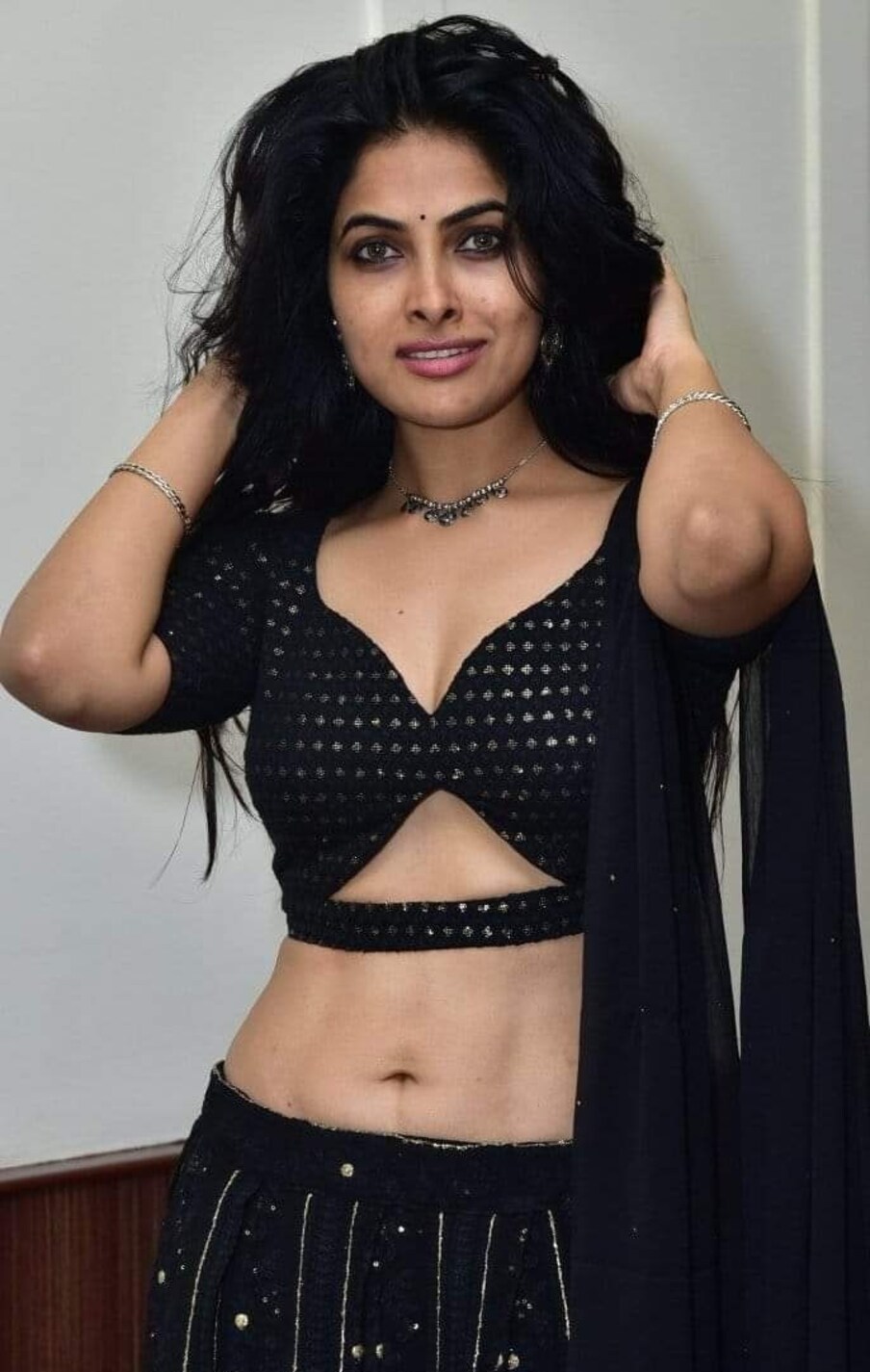  సోషల్ మీడియాలో యాక్టివ్ రోల్ పోషిస్తున్న దివి.. తన అందచందాలతో కేక పెట్టిస్తోంది. ఈ క్రమంలోనే తాజాగా కొన్ని పిక్స్‌ షేర్ చేసి కుర్రకారులో హీటు పుట్టించింది. ప్రస్తుతం ఆ పిక్స్ సోషల్ మీడియాలో వైరల్ అవుతున్నాయి.