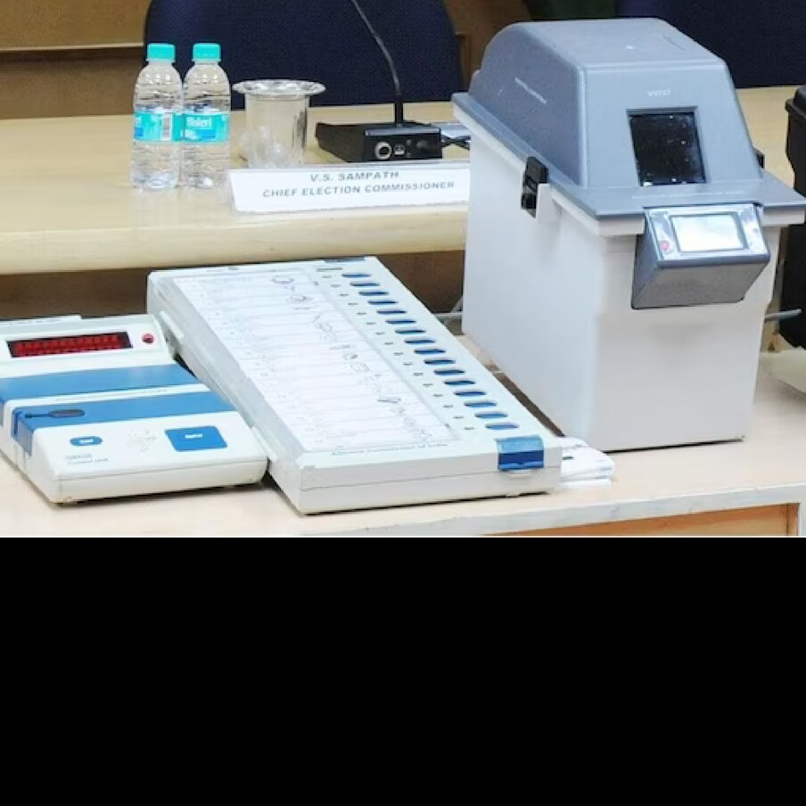  EVMs : ఇండియాలో ఎన్నికలు జరిగిన చాలాసార్లు ఓడిన పార్టీలు... ఎలక్ట్రానిక్ ఓటింగ్ మెషిన్ల (EVMs)లో ట్యాంపరింగ్ జరిగిందని ఆరోపిస్తున్నాయి. గెలిచిన పార్టీలు.. ఆ ఆరోపణలను తిప్పికొడుతున్నాయి. ఇందులో మరో ట్విస్ట్ ఏంటంటే.. గెలిచినప్పుడు ఈవీఎంలను సమర్థించిన కొన్ని పార్టీలు.. ఓడినప్పుడు అవే ఈవీఎంలను తప్పుపడుతున్నాయి. ఇండియాలో ఈవీఎంలు వచ్చినప్పటి నుంచి ఈ తంతు కొనసాగుతూనే ఉంది. అయినా కేంద్రం.. ఈ టెక్నాలజీతోనే ముందుకు వెళ్లేందుకు రెడీ అయ్యింది. (image credit - PIB)