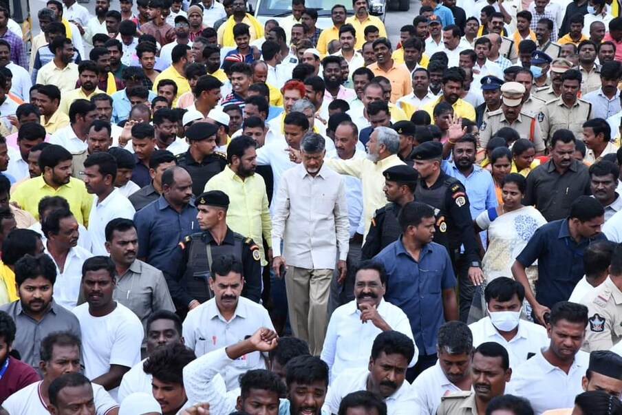  ఇది కేవలం బిగినింగ్ మాత్రమే అన్నారు. నువ్వూ ఒక సైకోలా మారావు.. 14 ఏళ్లు నేను అనుకుని ఉంటే ఈ జిల్లాలో తిరిగి ఉండే వాడివా అంటూ ఫైర్ అయ్యారు. నీ ఇష్ట ప్రకారం అరాచకాలు చేస్తావా.. నీ డెయిరీకి మాత్రమే పాలు పోయాలా..? ఇదేమైనా మీ తాత జాగీరా ఖబడ్డార్ అన్నారు.