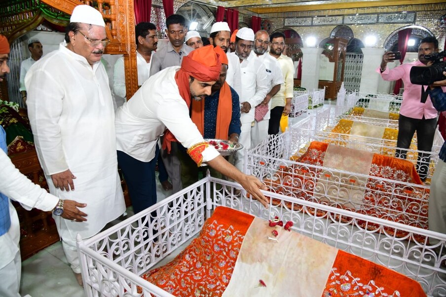  రేపు (శుక్రవారం) ఉదయాన్న ఈ పాదయాత్ర ప్రారంభమవుతుంది. తన తండ్రి సొంత నియోజకవర్గం కుప్పం నుంచి ఉదయం 11.03 గంటలకు పాదయాత్ర తొలి అడుగు పడుతుంది. తొలిరోజు 8.5 కిలోమీటర్ల మేర లోకేష్ పాదయాత్ర సాగుతుంది. ఇప్పటికే కుప్పానికి భారీగా చేరుకున్నాయి టీడీపీ శ్రేణులు..