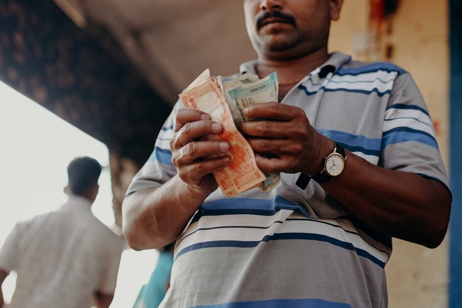  5. డెబిట్ కార్డ్, క్రెడిట్ కార్డ్, సిమ్ స్విచ్ ఫ్రాడ్ లాంటి వాటి ద్వారా ఆర్థిక మోసాలు జరుగుతున్నాయి. 2022 మొదటి త్రైమాసికంలో ఇలాంటి 24,270 మోసాలు జరిగాయి. రెండో త్రైమాసికంలో ఈ మోసాలు 26,793 కి పెరిగాయి. అయితే ఇంటర్నెట్ బ్యాంకింగ్ కంప్లైంట్స్ తగ్గడం విశేషం. 2022 మొదటి త్రైమాసికంలో ఇంటర్నెట్ బ్యాంకింగ్ మోసాలకు సంబంధించి 20,443 కంప్లైంట్స్ నమోదైతే, రెండో త్రైమాసికంలో 19,267 ఫిర్యాదులు నమోదయ్యాయి. (ప్రతీకాత్మక చిత్రం)