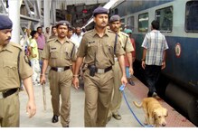 నిరుద్యోగులకు అలర్ట్..  ఆ RPF కానిస్టేబుల్ నోటిఫికేషన్ ఫేక్.. రైల్వేశాఖ క్లారిటీ..!