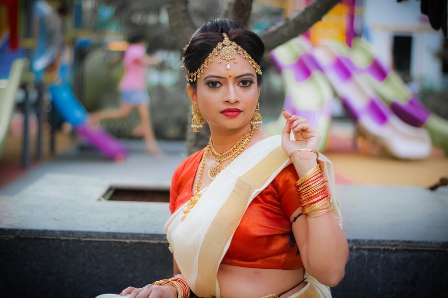  అయితే గత ఏడాదిలో జువెలరీ డిమాండ్ మాత్రం కాస్త తగ్గింది. 3 శాతం క్షీణించింది. 2086 టన్నులుగా నమోదు అయ్యింది. చైనాలో జువెలరీ డిమాండ్ తగ్గడం ఇందుకు కారణం. చైనాలో లాక్ డౌన్ వల్ల ఇది చోటుచేసుకుంది. కాగా ఆర్థిక మాంద్యం భయాలు నేపథ్యంలో కేంద్ర బ్యాంకులు బంగారాన్ని తెగ కొనేస్తున్నాయని నిపుణులు పేర్కొంటున్నారు. 