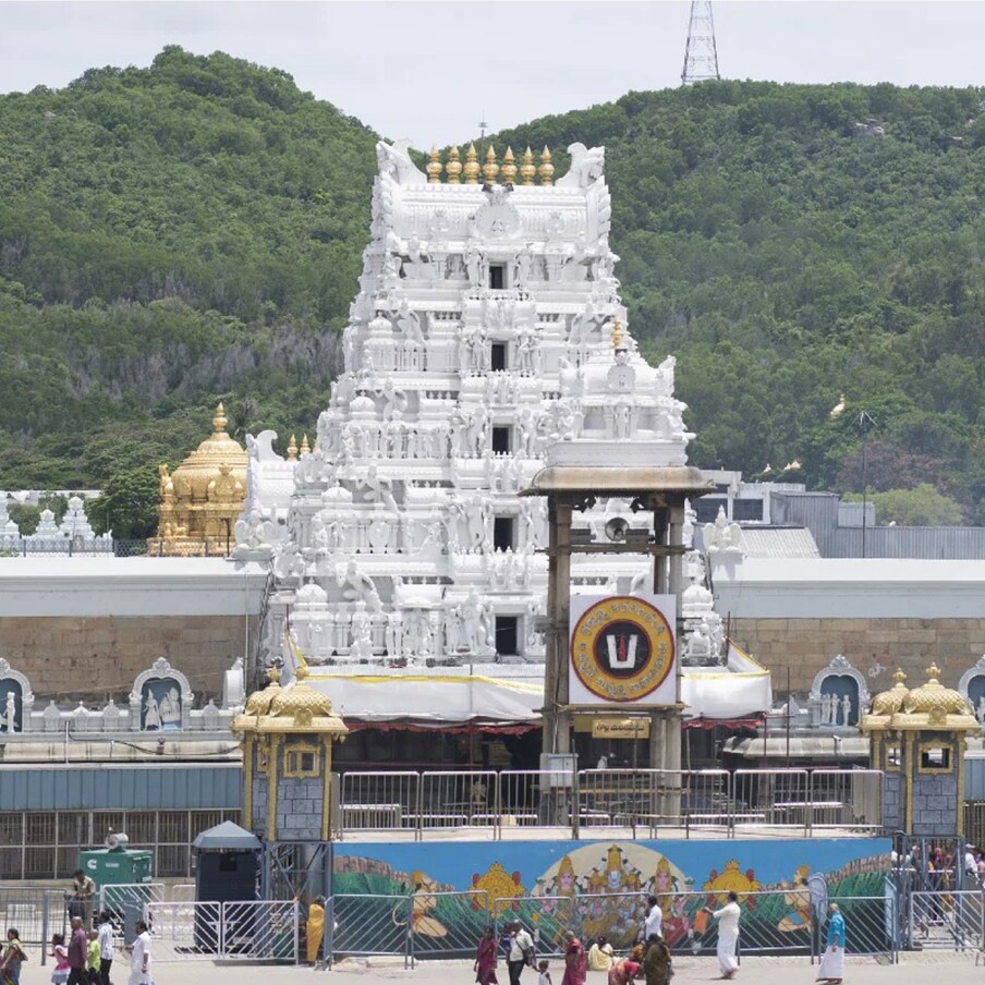  శ్రీవారి దర్శనానికి నిత్యం వేలాది భక్తులు దేశం నలుమూలల నుంచి తిరుమలకు వస్తుంటారు. వాందరికీ తిరుమల తిరుపతి దేవస్థానం ఉచితంగానే అన్నప్రసాదాలను అందజేస్తోంది. ఐతే ప్రస్తుతం ఉన్న మాతృశ్రీ తరిగొండ వెంగమాంబ అన్నప్రసాద కేంద్రానికి భక్తులు అంతకంతూ పెరుగుతుండడంతో.. ఇతర చోట్ల అన్నప్రసాద భవానలను ప్రారంభించనున్నారు.