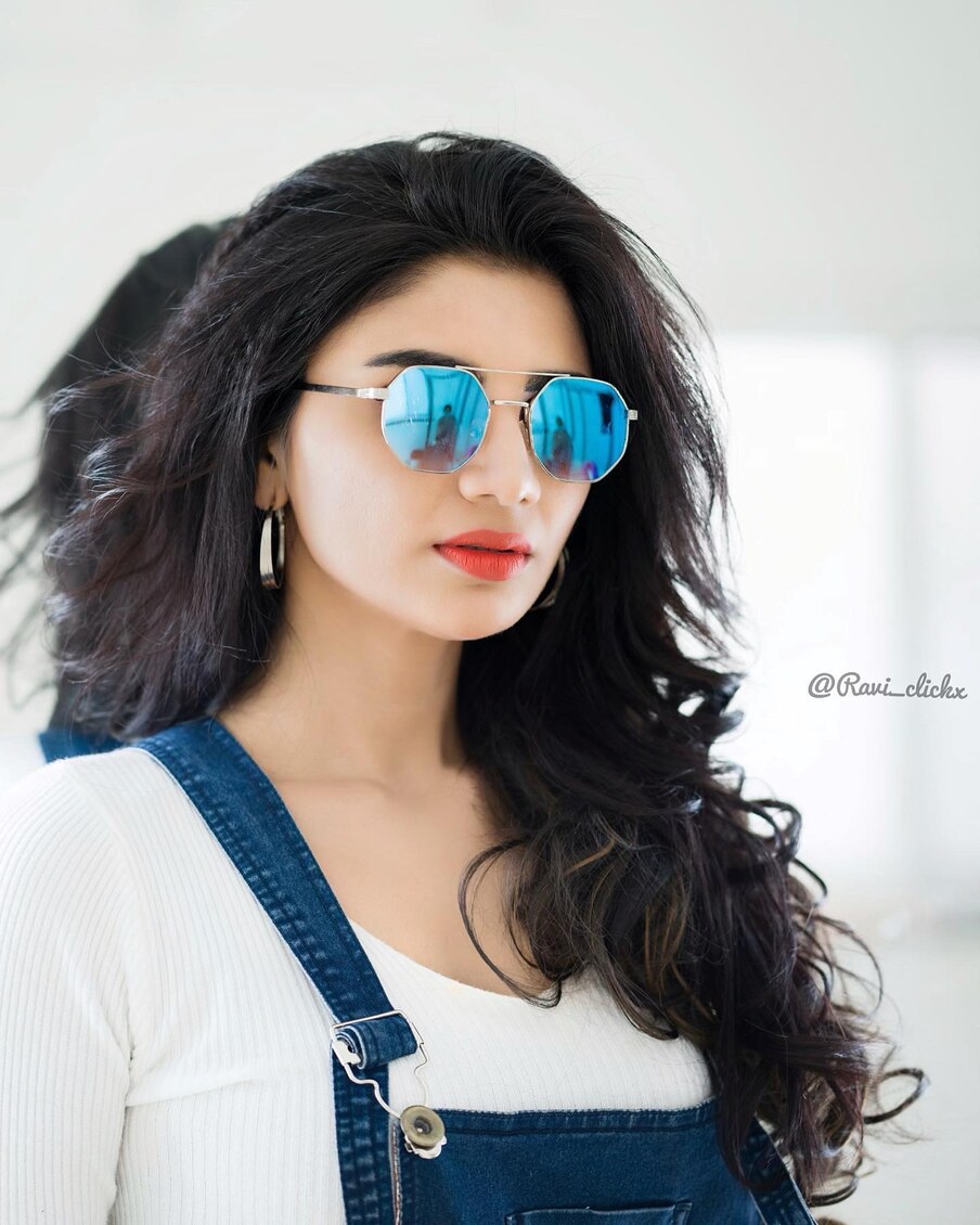  దీంతో ఈ వీడియో చూసిన నెటిజన్లు విరుచుకుపడుతున్నారు. యూట్యూబ్ లో వ్యూస్ కోసం ఇలా నిశ్చితార్థం అయిపోయిందని చెబుతూ ఈ రకంగా హెడ్డింగులు పెట్టి వీడియోలు పోస్ట్ చేయడం దారుణమని కామెంట్లు చేస్తున్నారు. ఈ రీతిగా వీడియోలు పెట్టి గందరగోళం నెలకొల్పడం సరికాదని అంటున్నారు.