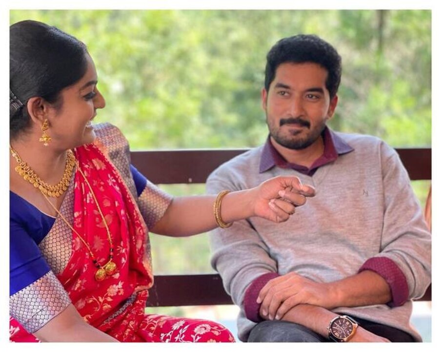  ఇప్పుడు మళ్ళీ వంటలక్క- డాక్టర్ బాబు ఇద్దరూ కార్తీకదీపం పార్ట్- 2తో రానున్నారని తెలుస్తుండటం ఆసక్తికరంగా మారింది. సో.. చూడాలి మరి కార్తీకదీపం పార్ట్- 2 ఎప్పుడొస్తుంది? ఏ మేర సక్సెస్ అవుతుంది అనేది.