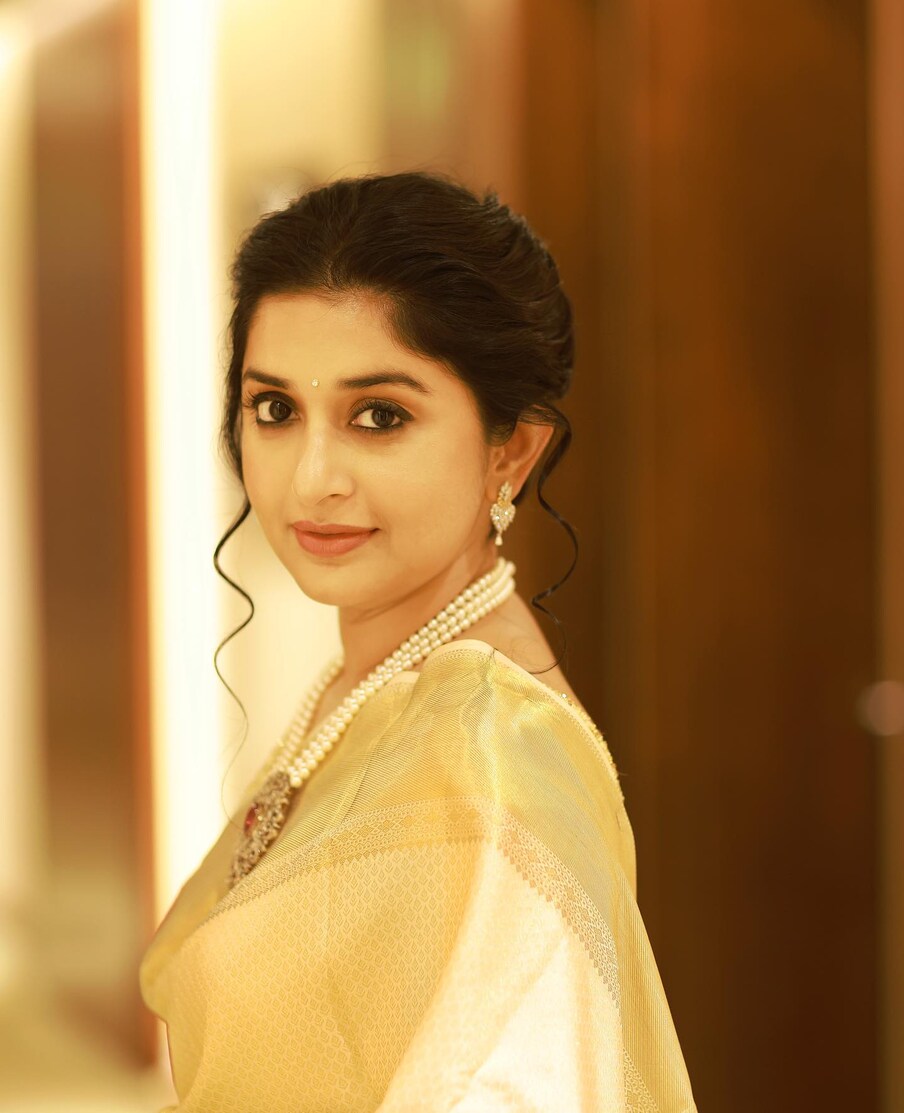  ఒకప్పుడు హోమ్లీ లుక్స్‌తో వెండితెరపై తన మార్క్ చూపించిన మీరా జాస్మిన్.. ఇప్పుడు సినిమాల పరంగా రెస్ట్ మోడ్ లో ఉంది. అయినా కూడా ఎప్పటికప్పుడు తన లేటెస్ట్ హాట్ అండ్ స్వీట్ స్టిల్స్ షేర్ చేస్తూ సామజిక మాధ్యమాల్లో చురుకుగా వ్యవహరిస్తోంది. దీంతో మళ్ళీ మీరా జాస్మిన్ ట్రెండ్ షురూ అయింది.