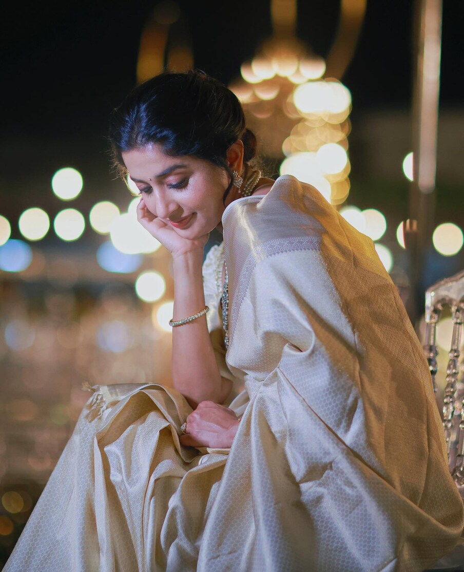  2014 సంవత్సరంలో దుబాయ్‌లో ఇంజినీర్‌గా పనిచేసే అనిల్ జాన్ టైటస్‌ను పెళ్ళాడి దుబాయ్ వెళ్లిపోయింది. తిరిగి ఇన్నేళ్లకు మళ్ళీ యాక్టీవ్ అయింది మీరా. హాట్ గేర్ వేసి సోషల్ మీడియాలో సెగలు పుట్టిస్తోంది.