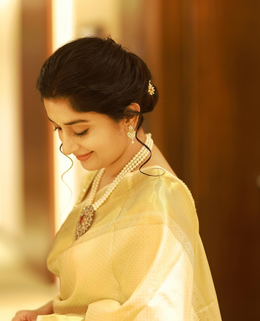  పవర్ స్టార్ పవన్ కళ్యాణ్‌తో గుడుంబా శంకర్ సినిమాలో నటించి యువ హృదయాల్ని కొల్లగొట్టిన మీరా జాస్మిన్.. ప్రస్తుతం సోషల్ మీడియాలో హవా నడిపిస్తోంది. సినిమాల్లో నటించకపోయినప్పటికీ ఎప్పటికప్పుడు తన లేటెస్ట్ ఫొటోస్ షేర్ చేస్తూ స్పెషల్ గా అట్రాక్ట్ చేస్తోంది.