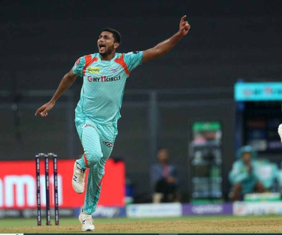 ,[object Object], యువ క్రికెటర్ మొహ్సిన్ ఖాన్ IPL 2022 సీజన్‌లో లక్నో సూపర్ జెయింట్స్‌ తరఫున ఆడి అద్భుతమైన ప్రదర్శన కనబరిచాడు. తన బంతి వేగంతో ప్రత్యర్థులను వణికించాడు. తన బౌలింగ్‌లో విభిన్న నైపుణ్యాలను ప్రదర్శించాడు. దురదృష్టవశాత్తు మోకాలు పైభాగం, భుజంకి గాయం కావడంతో అతను ఆటకు దూరంగా ఉన్నాడు. ఐపీఎల్ తర్వాత అతడు ఒక్క మ్యాచ్ కూడా ఆడలేదు. దేశీయ క్రికెట్‌లో అతన్ని జాయిన్ చేసుకోలేదు. అయితే IPL 2023లో అతడు రీఎంట్రీ ఇస్తాడని ఫ్యాన్స్ ఆసక్తిగా ఎదురుచూస్తున్నారు. జాతీయ జట్టులో కూడా అతడి జాయిన్ అవ్వాలని కోరుకుంటున్నారు. కాగా మొహ్సిన్‌ను లక్నో సూపర్ జెయింట్స్‌ టీమ్ రూ.20 లక్షలకు రిటైన్ చేసుకుంది.