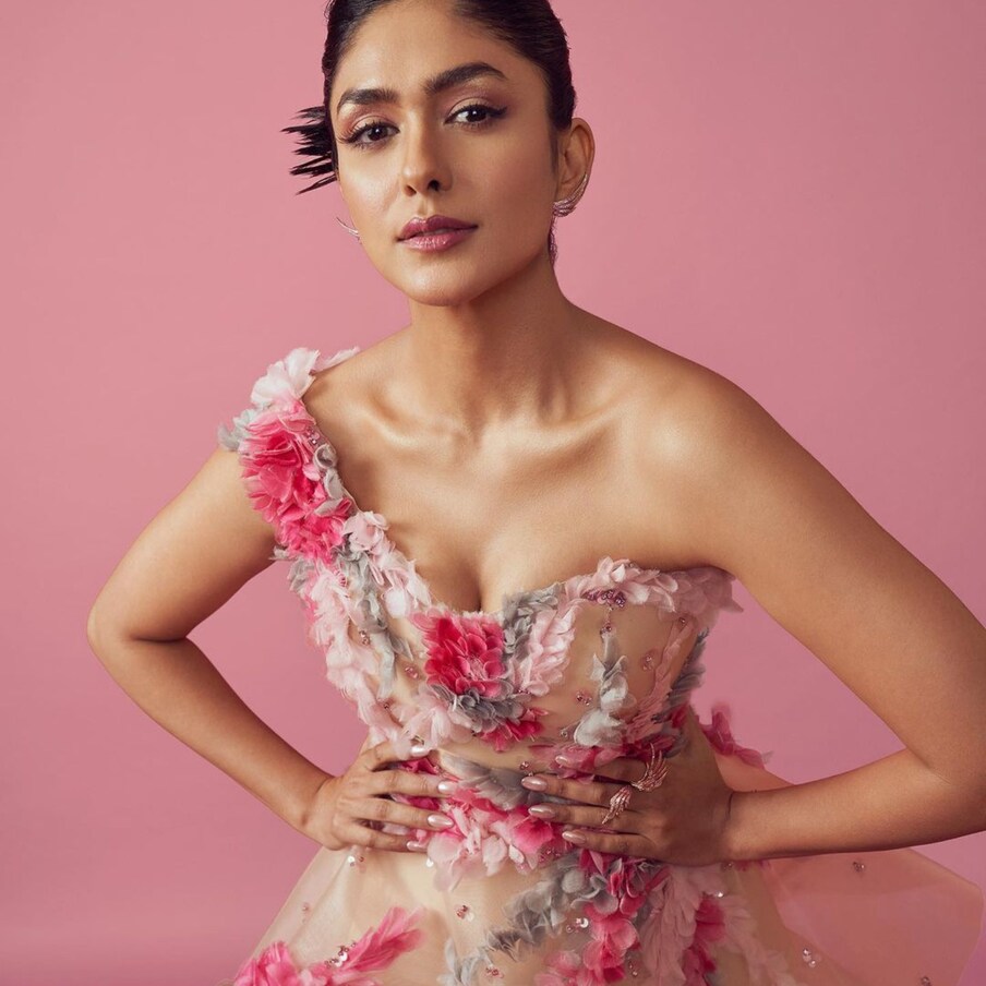  ఇటీవలే ఓటీటీలోకి వచ్చిన సీతా రామం సినిమాను చూసిన ప్రేక్షకులు మృణాల్ నటనకు ఫిదా అవుతున్నారు. అంతేకాదు ఈ సినిమాలో సీత పాత్రలో మృణాల్ ఠాకూర్ అద్భుతంగా నటించారని.. తను తప్ప మరెవరూ ఈ పాత్రకు న్యాయం చేయలేరని కామెంట్స్ చేస్తూ మెచ్చుకుంటున్నారు. మృణాల్ ఠాకూర్. ఇక ఇది అంతా బాగనే ఉన్నా.. ఒక విషయంలో మాత్రం మృణాల్ ఠాకూర్‌పై ఆమె ఫ్యాన్స్‌తో పాటు నెటిజన్స్ మండిపడుతున్నారు.  Photo : Instagram