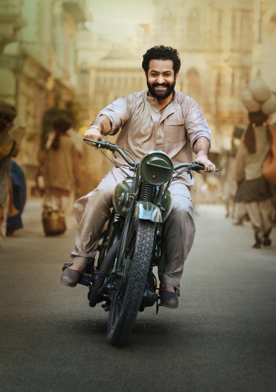  దర్శక ధీరుడు రాజమౌళి దర్శకత్వంలో అంతర్జాతీయ స్థాయిలో పిరియాడిక్ యాక్షన్ డ్రామాగా విడుదలై గ్రాండ్ సక్సెస్ సాధించింది RRR సినిమా. ఈ మూవీతో మరోసారి తెలుగోడి సత్తా ఎల్లలు దాటింది. అయితే రీసెంట్ గా ఈ RRR సినిమాకు గోల్డెన్ గ్లోబ్ అవార్డు రావడం పట్ల ఎన్టీఆర్ ఓ వీడియో ద్వారా తన ఆనందాన్ని వ్యక్తం చేశారు.
