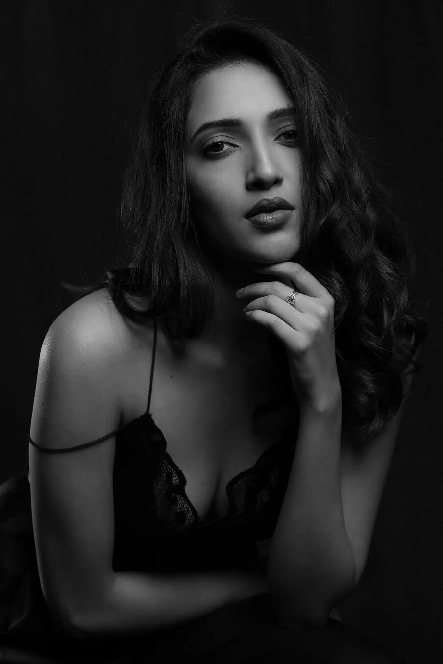  డీజే టిల్లు సినిమాలో హీరోయిన్ నేహా శెట్టి (Neha Shetty) చేసిన క్యారెక్టర్ ఆమెకు మంచి పేరు తీసుకొచ్చింది. యంగ్ హీరో సిద్దు జొన్నలగడ్డతో నేహా చేసినా రొమాన్స్ చూసి పిచ్చెక్కిపోయారు యూత్ ఆడియన్స్.