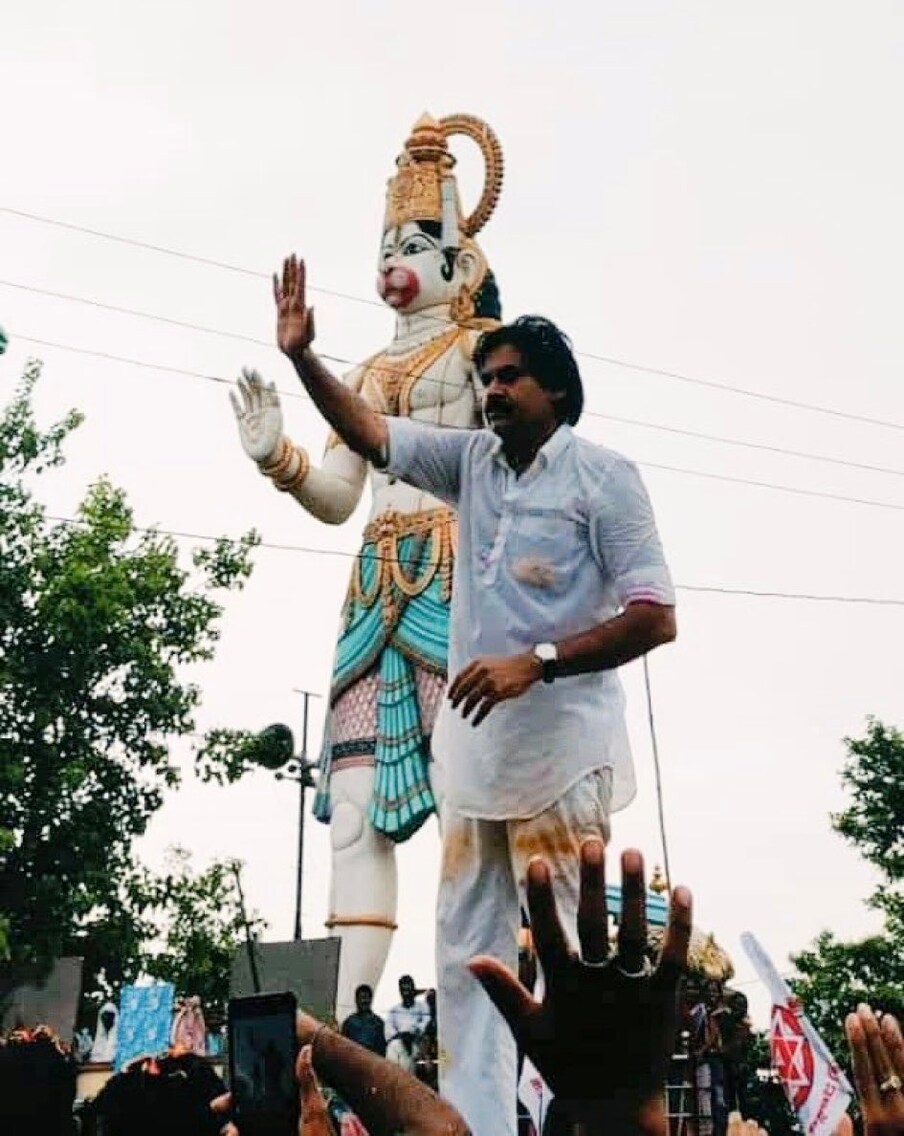  జనసేన పార్టీని అధికారంలోకి తీసుకురావడానికి ఎన్నో ప్రయత్నాలు చేస్తున్నారు పవన్ కళ్యాణ్. ఇందులో భాగంగానే రామ్ చరణ్ అనే అస్త్రాన్ని కూడా వాడబోతున్నారట. ఫ్యాన్స్‌ను, యువతను ఓటర్లుగా మార్చుకునేందుకు పక్కా ప్లాన్స్ చేస్తున్నారట.