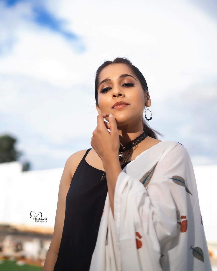  ఇక అది అలా ఉంటే రష్మి గౌతమ్ రెమ్యూనరేషన్ గురించి పలు వార్తలు సోషల్ మీడియాలో వైరల్ అవుతున్నాయి. అయితే తెలుస్తోన్న సమాచారం మేరకు రష్మి గౌతమ్ ఒక్కో షోకి రూ.1.5 నుంచి 2 లక్షల వరకు రెమ్యూనరేషన్ తీసుకుంటారట. అయితే ఈ విషయంలో అధికారిక సమాచారం తెలియాల్సి ఉంది. Photo : Instagram