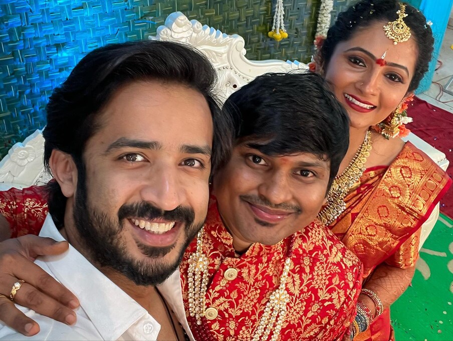  జబర్దస్త్ స్టార్స్ రాకింగ్ రాకేష్- జోర్దార్ సుజాత పెళ్లి బంధంతో ఒక్కటి కాబోతున్న సంగతి తెలిసిందే. రీసెంట్ గానే ఈ విషయాన్ని జోర్దార్ సుజాత అధికారికంగా ప్రకటించింది. ఈ మేరకు తమ పెళ్లి, నిశ్చితార్థం తాలూకు విషయాలు బయటపెట్టింది.