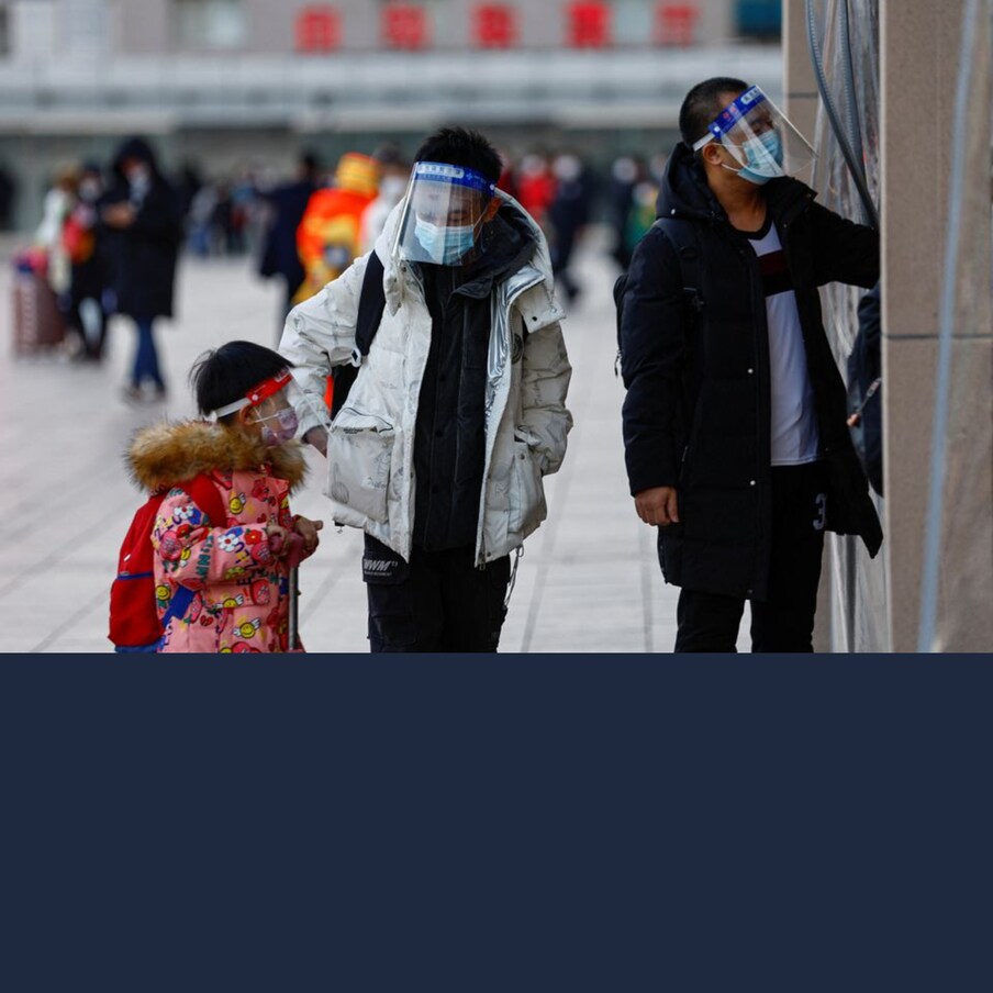  China - Corona : జ్వరం, జలుబు, దగ్గు ఇలాంటి వాటిని మనం సాధారణ ఇన్ఫెక్షన్లుగా భావిస్తాం కదా. ఇప్పుడు వీటి సరసన కరోనా (Coronavirus)ను కూడా చేర్చింది చైనా. క్వారంటైన్ ఎత్తివేసింది. ఇవాళ్టి (ఆదివారం) నుంచి.. కరోనా కూడా సాధారణ వ్యాధే. అది సోకిన వాళ్లపై ఎలాంటి కఠిన ఆంక్షలూ లేవు. (Image credit - Reuters)
