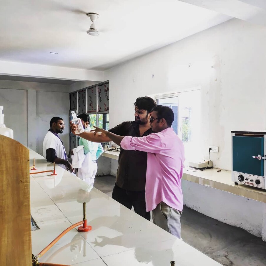  ధాకడ్ అనే న్యూస్‌ రిపోర్టర్ పేరుతో సమాజంలోని అనేక ప్రజా సమస్యలపై కామెడీ వీడియోలు చేస్తూ వాటిని యూట్యూబ్‌లో షేర్ చేస్తూ నెలకు 8లక్షల రూపాయల ఆదాయాన్ని పొందుతున్నాడు హర్షరాజ్‌పూత్. (Photo:Instagram)