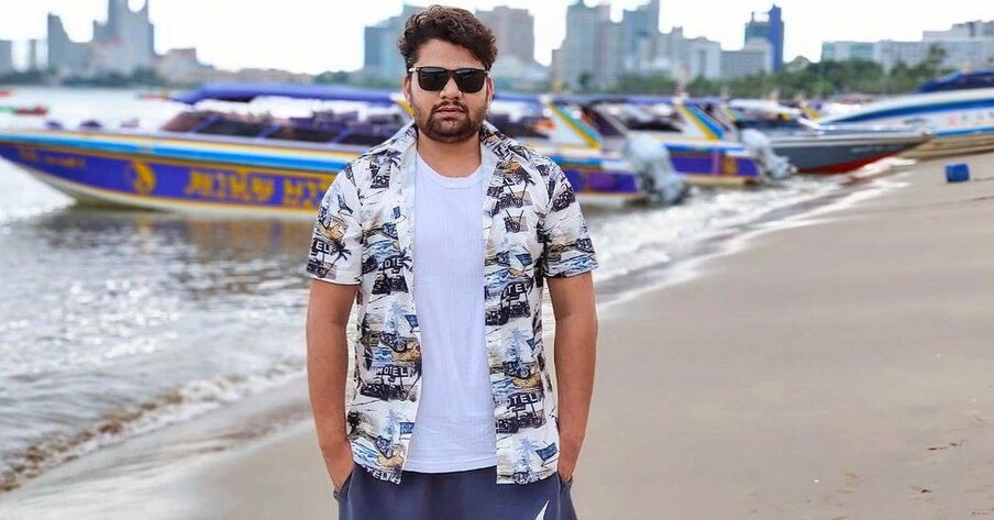  నెలకు 8లక్షల రూపాయల ఆదాయం గడిస్తున్న ఈ ఫేమస్ యూట్యూబర్ ..కొత్తగా కొనుక్కున్న ఆడి కారును మాత్రం తన ఇంటి దగ్గరున్న పశువుల దొడ్డి దగ్గర ఉంచుతున్నాడు. ఆడి కారు కొన్నప్పటికి తన ప్రొఫెషనల్ వర్క్‌ని మాత్రం పక్కన పెట్టలేదు.(Photo:Instagram)