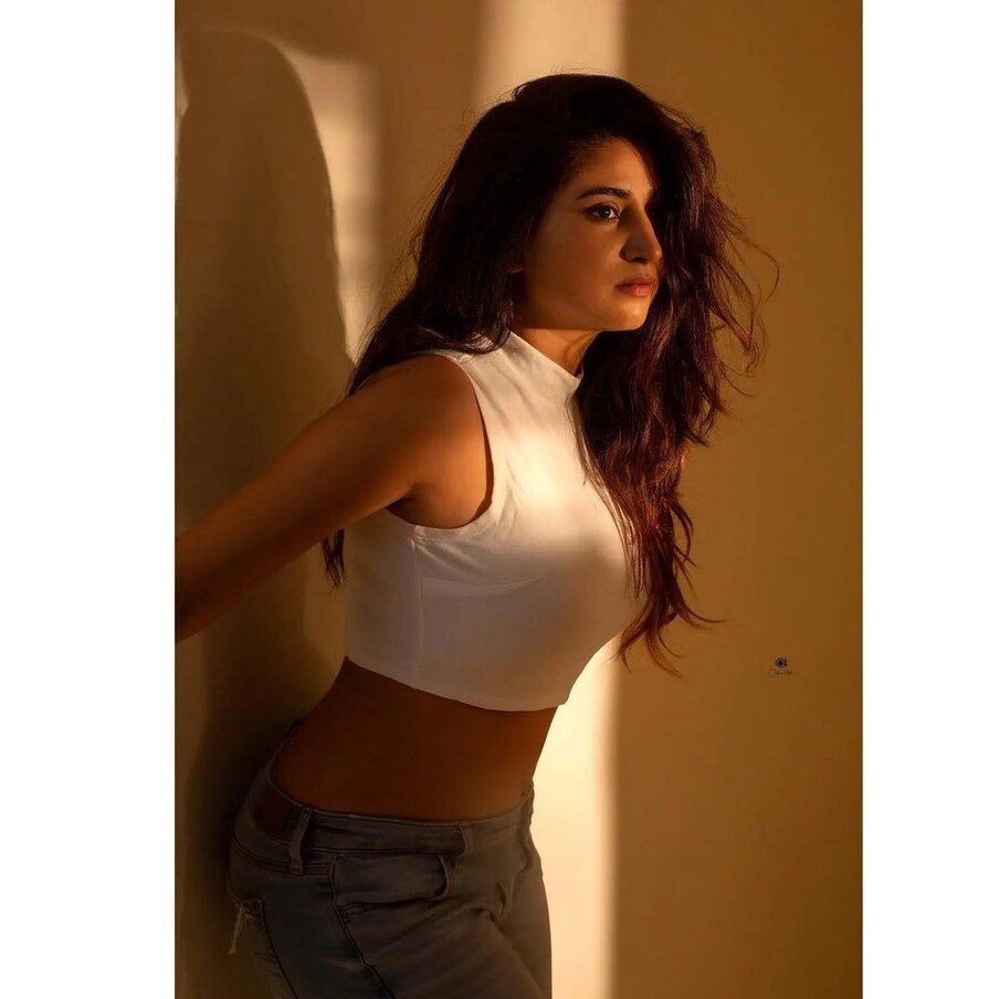  సోషల్ మీడియా ద్వారా పరిచయమైన వర్షిణి.. చిన్న తెర రియాలిటీ షో ఢీ లో యాంకర్ గా చేసింది. అందం విషయంలో టాప్ గ్లామర్ యాంకర్ గా నిలిచిన వర్షిణి తన డాన్స్ స్టెప్పులతో కూడా బాగా ఆకట్టుకుంది. ఇక ఢీ షో నుండి బయటకు వచ్చిన ఈ బ్యూటీ స్టార్ మా లో ప్రసారమవుతున్న కామెడీ షో లో చేస్తుంది. తన ఎంట్రీ డాన్సులతో అందరి దృష్టినీ తనవైపు లాక్కుంటుంది. ట్రెడిషనల్, గ్లామర్ లుక్ లతో కూడా బాగా ఆకట్టుకుంటుంది. (Photo:Instagram)