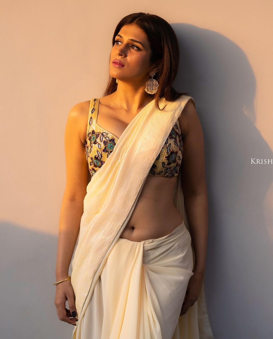  టాలీవుడ్‌లో చాలా మంది ముద్దుగుమ్మలు హీరోయిన్ క్వాలిటీస్ ఉండి స్టార్ హీరోయిన్లు కాలేకపోయిన వాళ్లున్నారు. ఆ జాబితాలోకే వస్తుంది శ్రద్ధాదాస్. అల్లరి నరేష్‌ సినిమా సిద్దు ఫ్రమ్ శ్రీకాకుళం సినిమాతో టాలీవుడ్‌లోకి ఎంట్రీ ఇచ్చింది శ్రద్ధాదాస్. (Photo: Instagram)