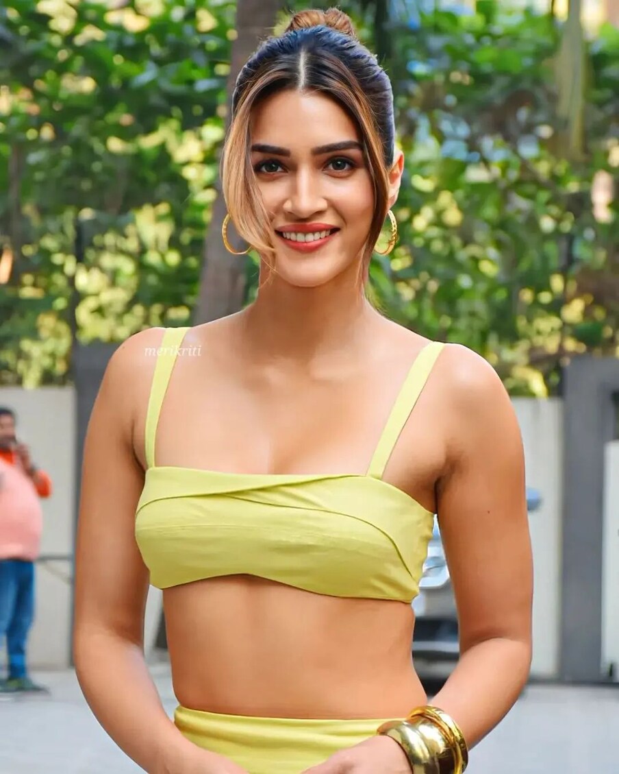  డార్లింగ్ ప్రభాస్‌ ఆదిపురుష్ సినిమాలో హీరోయిన్‌గా జోడి కడుతున్న కృతిసనన్ సోషల్ మీడియాలో హల్‌ చల్ చేస్తోంది. పాస్టెల్ యెల్లో కలర్ క్రాప్‌ టాప్‌తో ముద్దుగుమ్మ నెటిజన్లకు మతిపోగొడుతోంది.(Photo:Instagram)