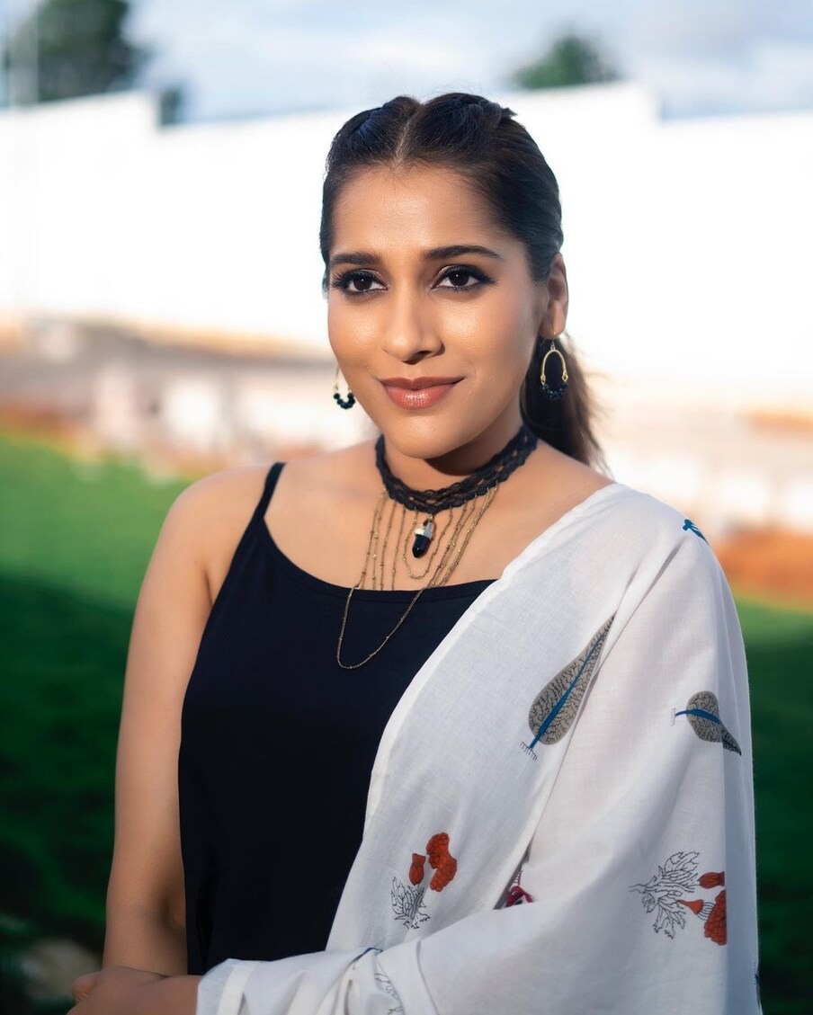  రష్మి గౌతమ్ రెమ్యూనరేషన్ గురించి పలు వార్తలు సోషల్ మీడియాలో వైరల్ అవుతున్నాయి. అయితే తెలుస్తోన్న సమాచారం మేరకు రష్మి గౌతమ్ ఒక్కో షోకి రూ.1.5 నుంచి 2 లక్షల వరకు రెమ్యూనరేషన్ తీసుకుంటారట. అయితే ఈ విషయంలో అధికారిక సమాచారం తెలియాల్సి ఉంది.( Photo:Instagram)