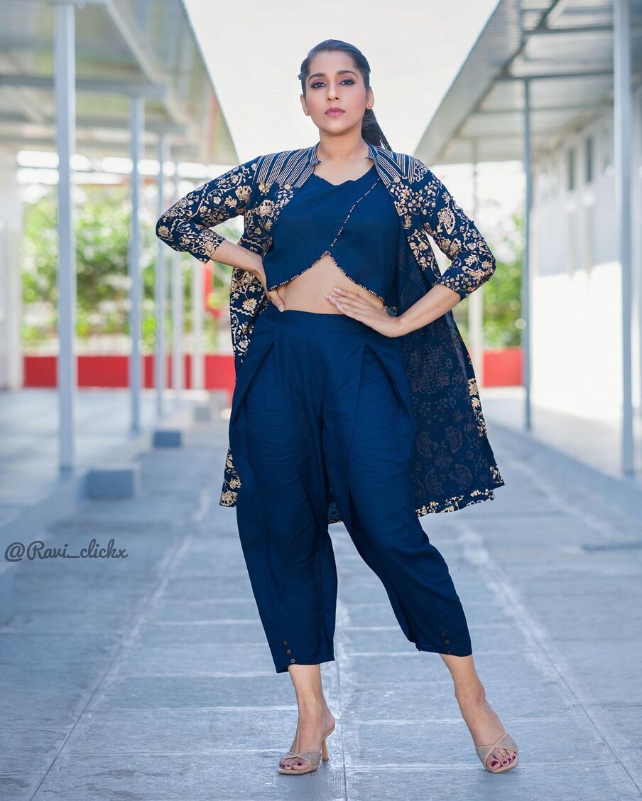  స్మాల్ స్క్రీన్ నుంచి సిల్వర్ స్క్రీన్‌కి ప్రమోట్ అయిన యాంకర్‌లలో రష్మిగౌతమ్ ఒకరు. అమ్మడు కామెడీ షోకి యాంకర్‌గా చేస్తూనే టాలీవుడ్‌లో చిన్న సినిమాల్లో మెయిన్ క్యారెక్టర్‌లు చేస్తోంది.. బ్లూ కలర్ డ్రెస్‌లో చేసిన ఫోటోషూట్‌లో రష్మీ వివిధ భంగిమల్లో స్టిల్స్ ఇచ్చింది. ( Photo:Instagram)