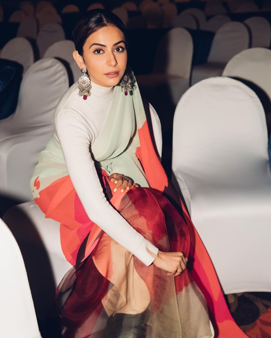  రకుల్ కొన్ని గంటల క్రితం షేర్ చేసిన ఈ ట్రెడిషనల్ లుక్‌ ఫోటోలకు నెటిజన్లు రెండు లక్షలకు పైగా లైక్‌లు కొట్టారు. ఆసమ్, చాలా అందంగా ఉన్నావంటూ కాంప్లిమెంట్స్‌ని పోస్ట్ చేస్తున్నారు. కొందరైతే నా బాధ పట్టించుకోమంటూ లవ్ ప్రపోజ్ చేస్తున్నారు.(Photo:Instagram)