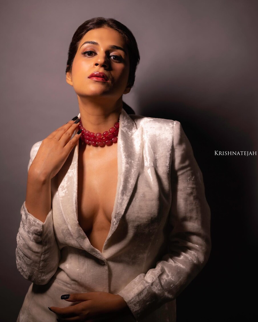 Shraddha Das Glamour Angles viral on social media | నో ఇన్నర్.. ఓన్లీ  గ్లామర్! శ్రద్దా దాస్ హాట్ షో– News18 Telugu