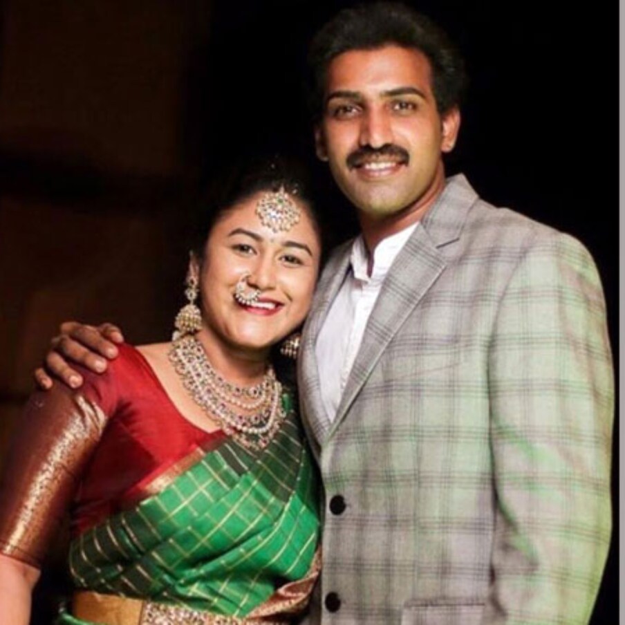  ఇక తారకరత్న భార్య అలేఖ్యరెడ్డికి ప్రముఖ   పార్లమెంటరీ పార్టీ నేత రాజ్యసభ సభ్యుడైన విజయసాయి రెడ్డికి మధ్య బంధుత్వం ఉంది. ఈమె విజయసాయి రెడ్డి భార్య చెల్లెలు కూతురు. ఈయనకు కూతురు వరుస అవుతోంది.  అంటే తారకరత్న విజయసాయి రెడ్డికి అల్లుడు వరస అవుతాడు.