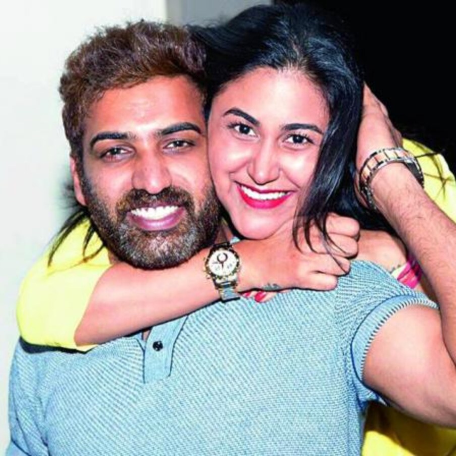  అప్పట్లో తండ్రి మోహన కృష్ణతో పాటు మిగతా నందమూరి కుటుంబ సభ్యుల అభీష్టానికి విరుద్ధంగా అలేఖ్య రెడ్డిని పెళ్లి చేసుకున్నారు. ఈమె అంతకు ముందే ప్రముఖ రాజకీయ నాయకుడు   లీడర్.. దివంగత ఎలిమినేటి మాధవరెడ్డి కుమారుడైన సందీప్ రెడ్డిని వివాహాం చేసుకుంది. ఆ తర్వాత విభేదాలు రావడంతో అతనికి విడాకులు ఇచ్చేసింది. ఆ తర్వాత తారకరత్న, అలేఖ్య ఒకరినొకరు అర్ధం చేసుకొన్న తర్వాత అలేఖ్య రెడ్డి కుటుంబ సభ్యులు కొంత మంది మిత్రుల సమక్షంలో తారకరత్న అలేఖ్యను పెళ్లాడాడు. (Twitter/Photo)