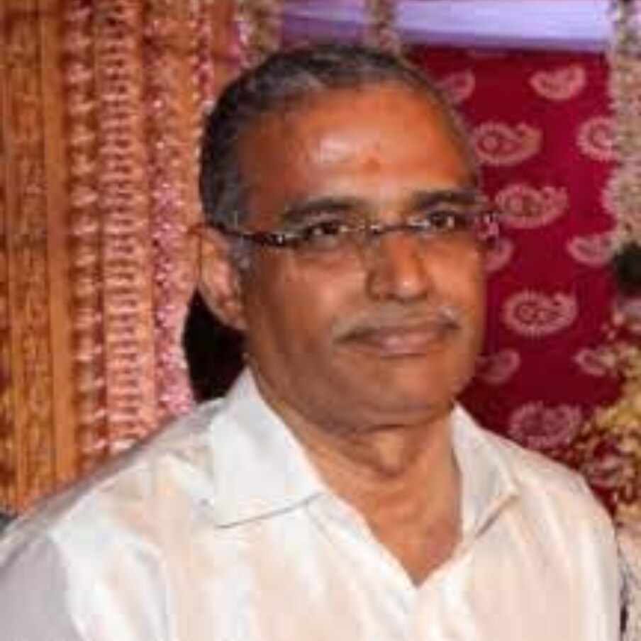  నందమూరి తారకరామారావుకు సీనియర్ రామకృష్ణ, జయకృష్ణ, సాయి కృష్ణ, హరికృష్ణ మోహనకృష్ణ. బాలకృష్ణ, జూనియర్ రామకృష్ణ, జయ శంకర కృష్ణ ఉన్నారు. ఇందులో మోహనకృష్ణ 5వ వాడు. 6వ సంతానం. ఈయనకు కంటే పెద్ద అక్క లోకేశ్వరి ఉంది. ముగ్గురు చెల్లెల్లు పురంధశ్వరి, భువనేశ్వరి, ఉమా మహేశ్వరి ఉన్నారు. (Twitter/Photo)