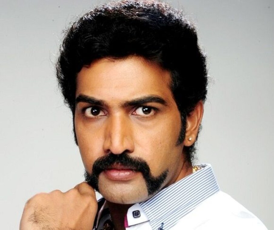 తారకరత్నకు వైద్యులు మెరుగైన వైద్యం అందిస్తున్నారని ఎన్టీఆర్ చెప్పారు. జనవరి 27వ తేదీన కుప్పంలో జరిగిన సంఘటన తనను ఎంతగానో బాధించిందని చెప్పారు. తారకరత్న అన్నపై తాత గారి ఆశీర్వాదం, అభిమానుల ఆశీర్వాదం ఉందని అన్నారు ఎన్టీఆర్.