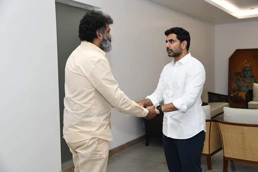  నారా చంద్రబాబు, నారా లోకేష్ ఇద్దరూ కూడా తారకరత్న కుటుంబానికి ఆర్థికంగా అండగా ఉంటున్నారనే విషయం బయటకొచ్చింది. తారకరత్న వైద్యానికి లక్షల్లో ఖర్చు అవుతోందని, మెరుగైన చికిత్స అందించడానికి ఇప్పటికే కోటి రూపాయలకు పైగా హాస్పిటల్ ఖర్చులు అయ్యాయని తెలుస్తోంది. అయితే ఈ ఖర్చులను స్వయంగా నారా లోకేష్ భరిస్తున్నట్లు వార్తలు షికారు చేస్తున్నాయి.