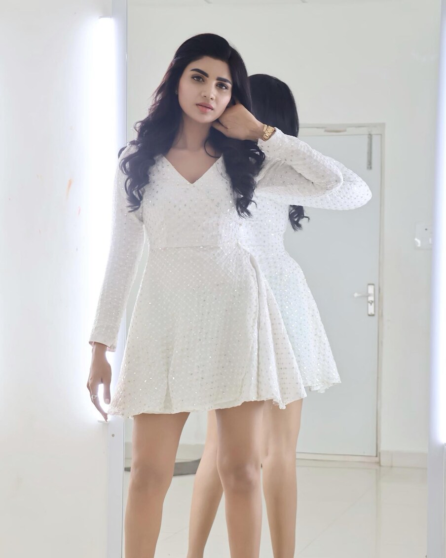  గత కొన్నిరోజులుగా సోషల్ మీడియాలో రచ్చ చేస్తోంది జబర్దస్త్ వర్ష. ఎప్పటికప్పుడు తన ఫ్రెష్ ఫొటోస్ వదులుతూ ఆన్ లైన్ మాధ్యమాల్లో హాట్ టాపిక్ అవుతోంది. ఈ క్రమంలోనే తాజాగా ఓ ఆసక్తికర విషయం చెప్పి నెటిజన్ల చూపును తనవైపుకు తిప్పుకుంది వర్ష.