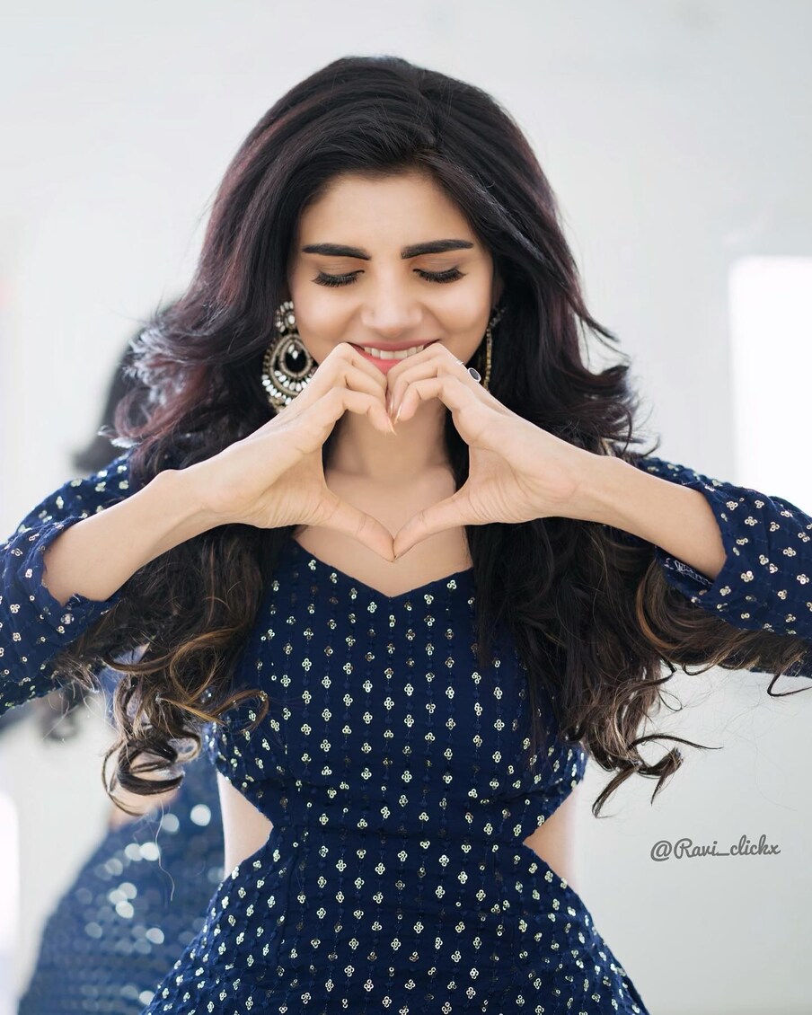  మరోవైపు సోషల్ మీడియాలో అందాల ఆరబోతలో ఏ మాత్రం వెనక్కి తగ్గకుండా కుర్రకారు మనసు దోచుకుంటోంది వర్ష. ఎప్పటికప్పుడు ఫ్రెష్ ఫోటో షూట్స్ చేస్తూ మత్తెక్కిస్తోంది. డిఫరెంట్ టైపు ఫొటోషూట్లు చేస్తూ ఆన్ లైన్ మాధ్యమాలపై రచ్చ చేస్తోంది.
