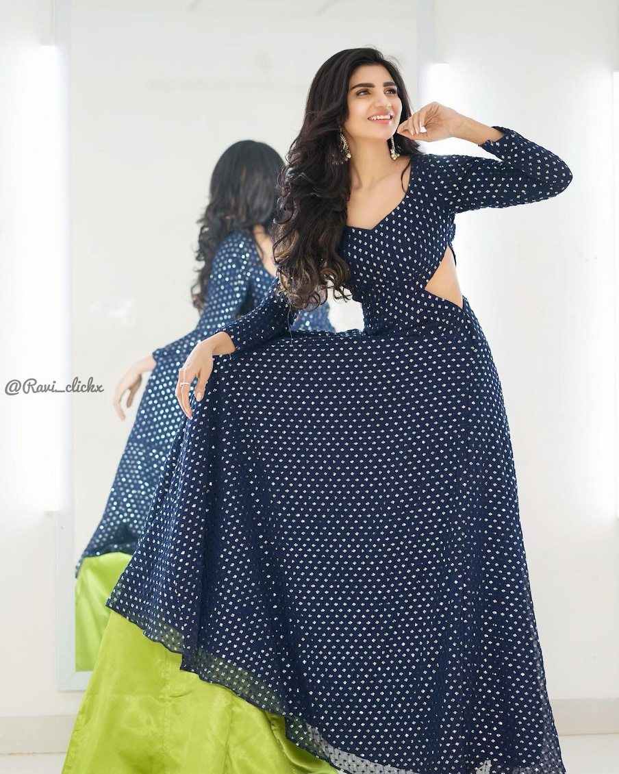  గత కొన్ని రోజులుగా సోషల్ మీడియాలో రచ్చ చేస్తూ ఎప్పటికప్పుడు తన ఫ్రెష్ ఫొటోస్ వదులుతున్న వర్ష.. తాజాగా మరో డిఫరెంట్ ఫోటో షూట్ పోస్ట్ చేసి నెటిజన్ల చూపును తనవైపుకు తిప్పుకుంది. నడుము భాగాన్ని చూపిస్తూ తాజాగా ఆమె షేర్ చేసిన ఫొటోస్ వైరల్ అవుతున్నాయి.