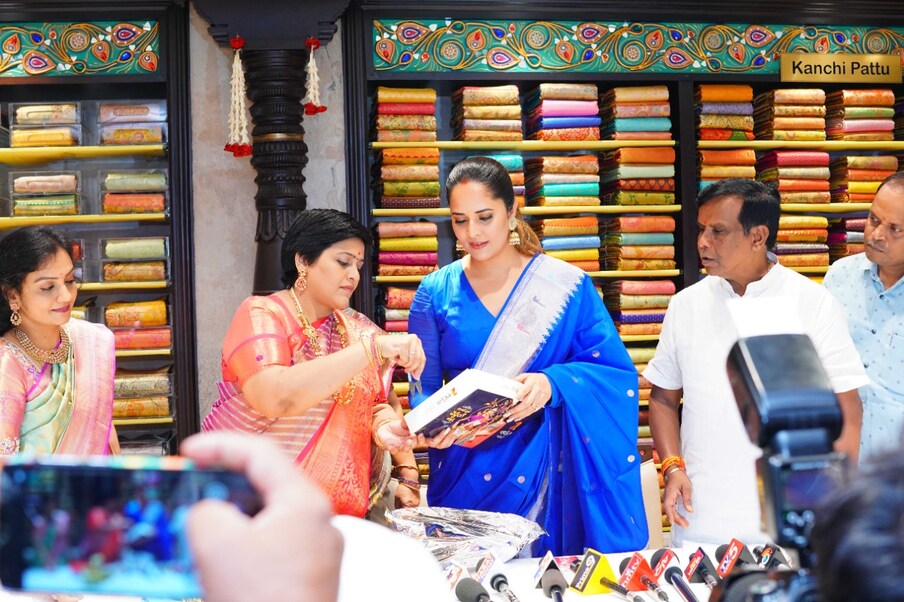  తామర బ్రాండ్ పట్టుచీరలు 25వేల రూపాయల స్టార్టింగ్ ధర ఉన్నట్లుగా తెలిపారు. కిమయ ప్యూర్ ధర్మవరం పట్టు డిజైనింగ్ శారీస్, విభావ‌రి రకం ప‌ట్టు చీర‌లు అందరికీ అందుబాటులో ఉన్నట్లుగా అనసూయ చెప్పారు.