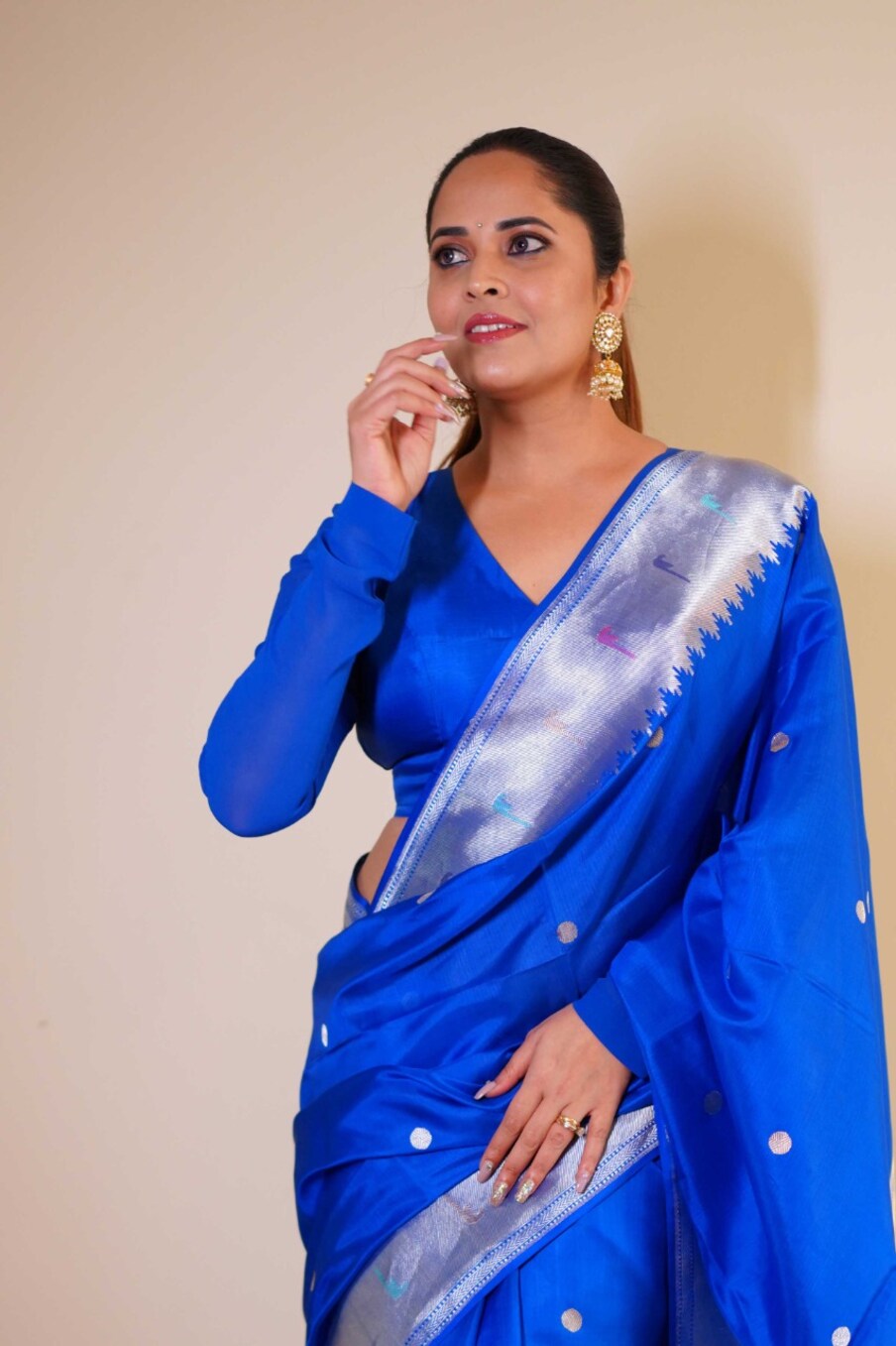  ప‌ట్టు చీర‌లు అంటే తనకు చాలా ఇష్టమన్న అనసూయ మాస్ట‌ర్ వీవ‌ర్స్ శారీ షోలో భాగంగా నిజామాబాద్ జిల్లాకు వ‌చ్చింది. వంద మంది మాస్ట‌ర్స్ వారి మ‌గ్గ‌ాల‌పై ప్ర‌త్యేకంగా త‌యారు చేసిన చీర‌ల షో ఉంది.